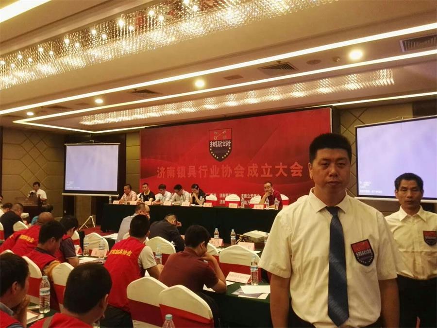 <b>济南巨龙锁业帮你开创安全生活</b>